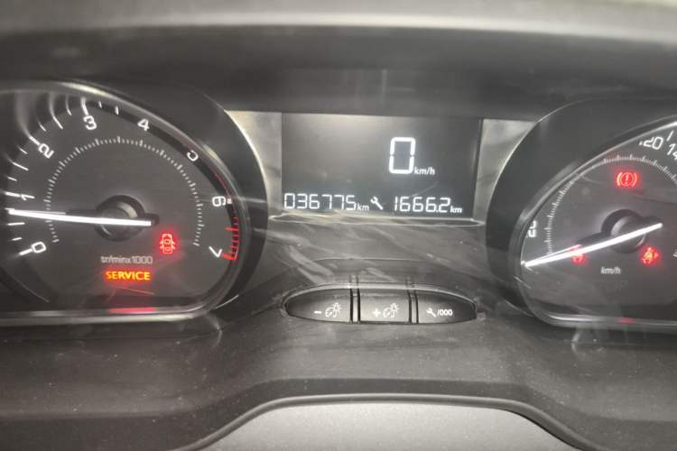 Used Peugeot 2008 2014 1.6L Manual Fashion Edition Odometer Close Up