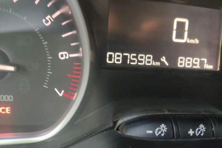 Used Peugeot 2008 2014 1.6L Manual Fashion Edition Odometer Close Up
