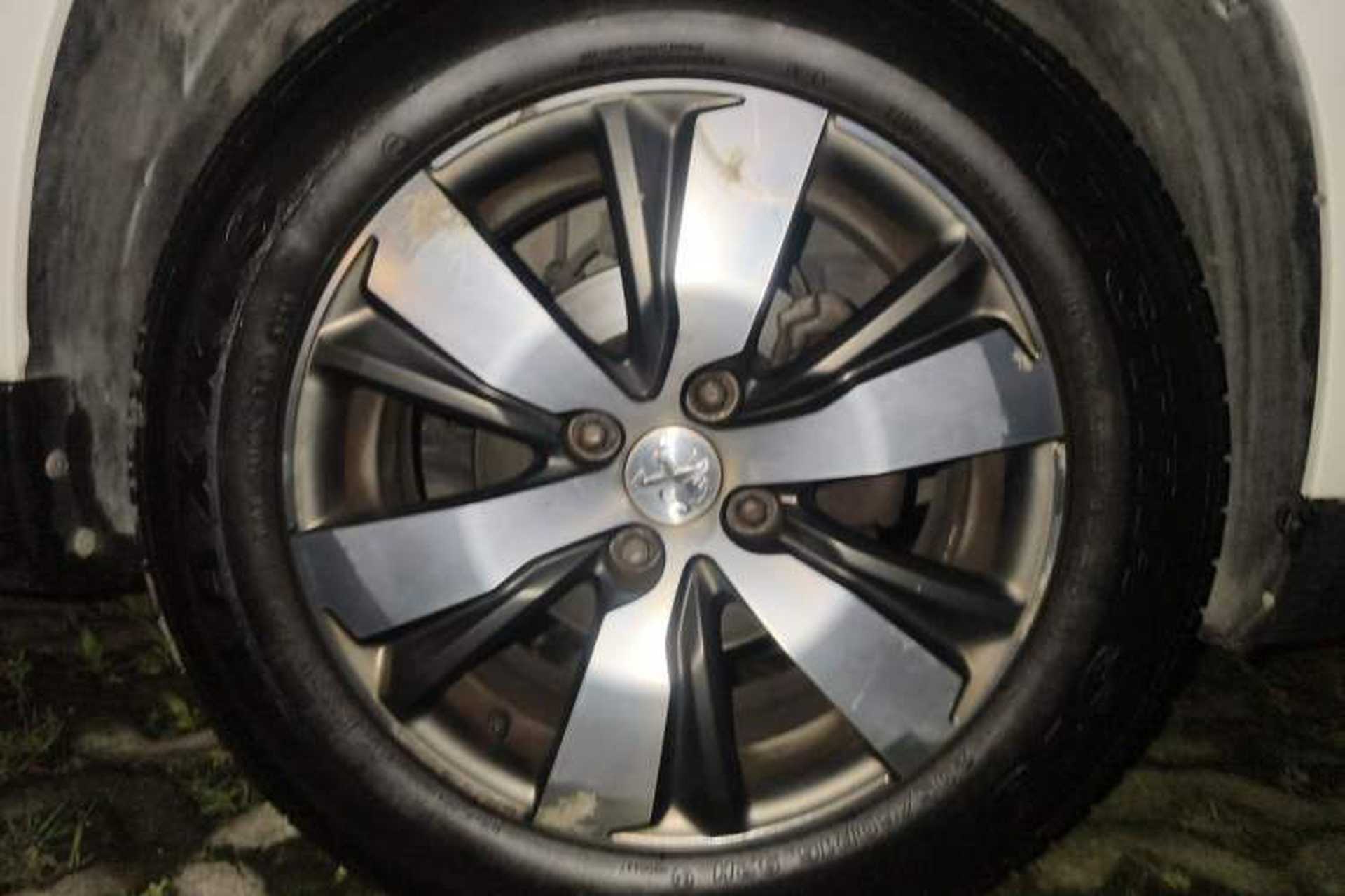 Used Peugeot 2008 2014 1.6L Automatic Navigation Edition Right Front Wheel Hub