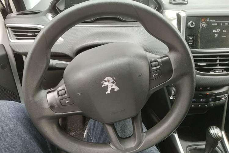 Used Peugeot 2008 2014 1.6L Automatic Fashion Edition Steering Wheel