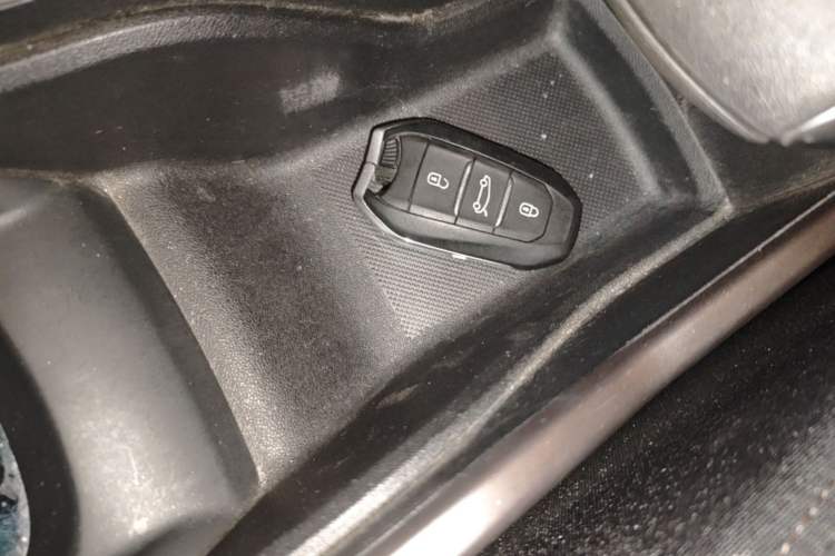 Used Peugeot 2008 2014 1.6L Automatic Navigation Edition Vehicle Key