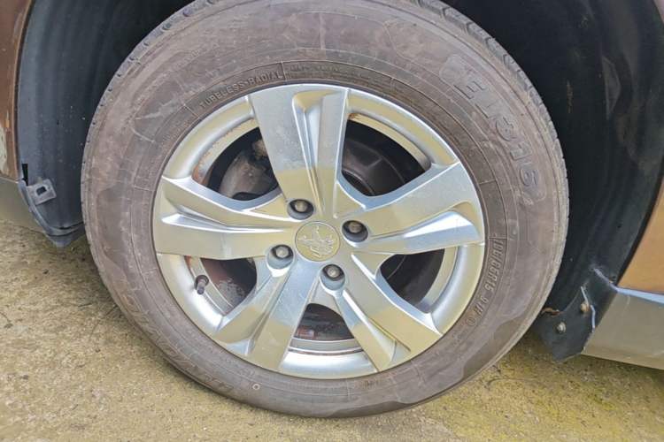 Used Peugeot 2008 2015 1.6L Automatic Playcool Edition Left Front Wheel Hub
