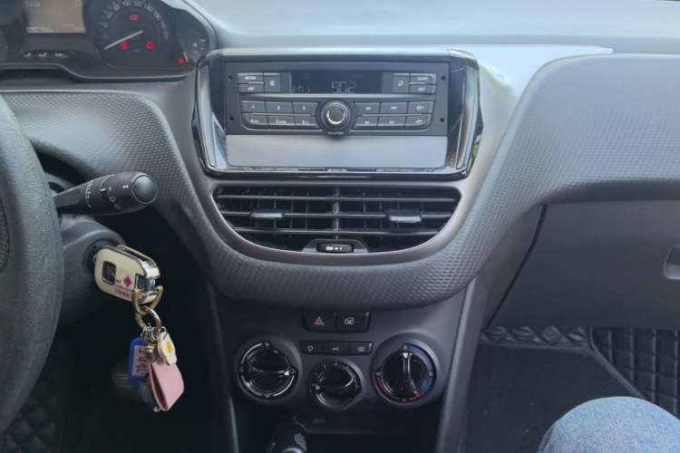 Used Peugeot 2008 2015 1.6L Automatic Playcool Edition Audio And AC Panel