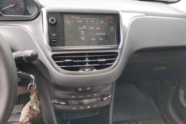 Used Peugeot 2008 2015 1.6THP Automatic Fashion Edition Audio And AC Panel