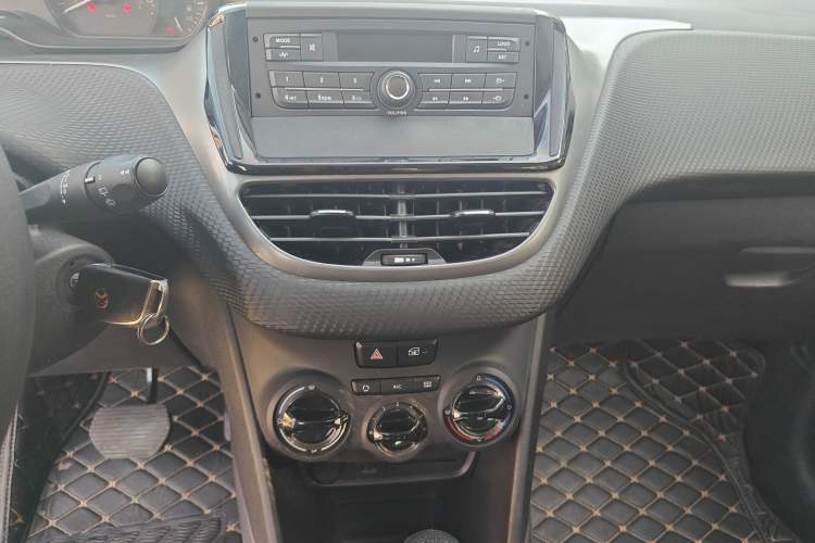 Used Peugeot 2008 2015 1.6L Automatic Playcool Edition Audio And AC Panel