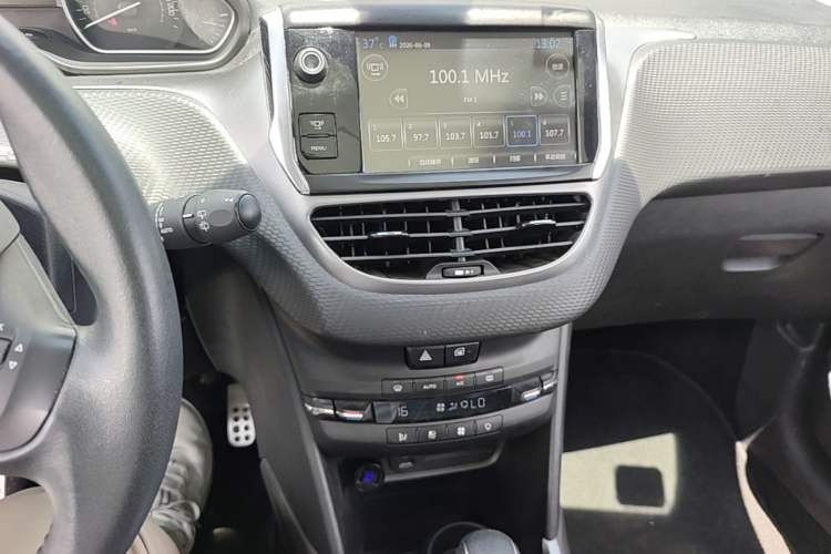 Used Peugeot 2008 2015 1.6THP Automatic Navigation Edition Audio And AC Panel