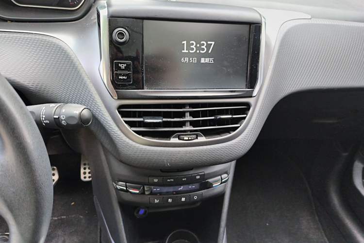 Used Peugeot 2008 2015 1.6THP Automatic Navigation Edition Audio And AC Panel