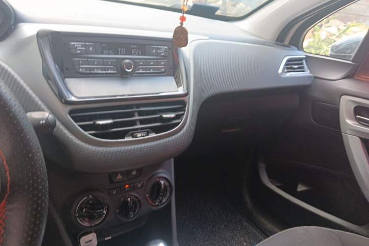 Used Peugeot 2008 2015 1.6L Automatic Playcool Edition Audio And AC Panel