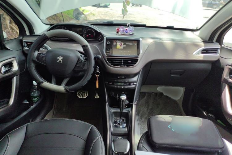 Used Peugeot 2008 2015 1.6THP Automatic Fashion Edition Center Console