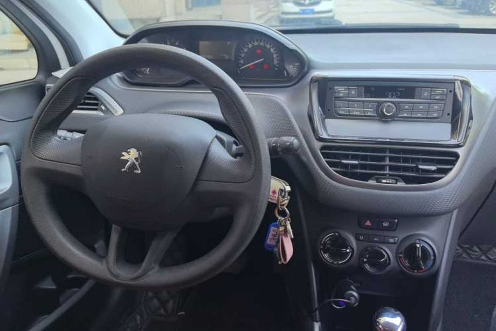 Used Peugeot 2008 2015 1.6L Automatic Playcool Edition Center Console
