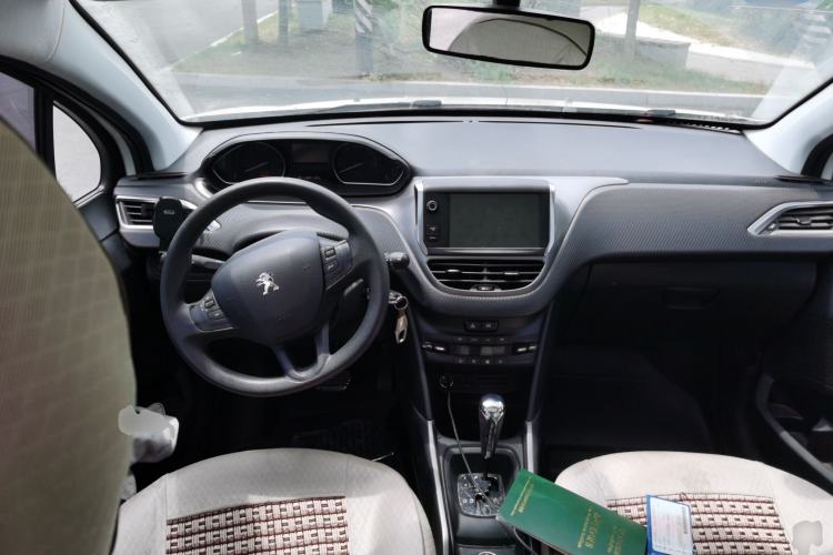 Used Peugeot 2008 2015 1.6THP Automatic Fashion Edition Center Console