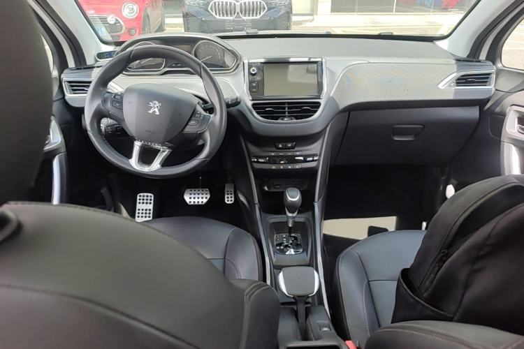 Used Peugeot 2008 2015 1.6THP Automatic Navigation Edition Center Console