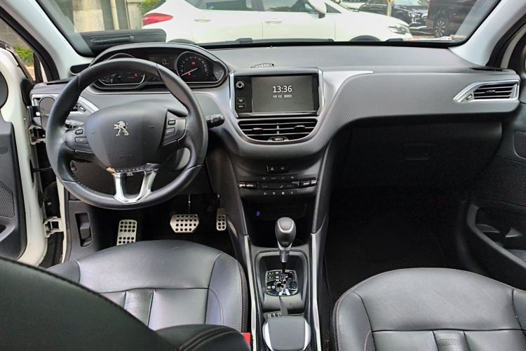 Used Peugeot 2008 2015 1.6THP Automatic Navigation Edition Center Console