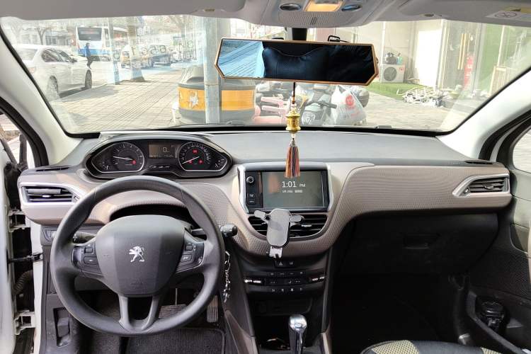 Used Peugeot 2008 2015 1.6THP Automatic Fashion Edition Center Console