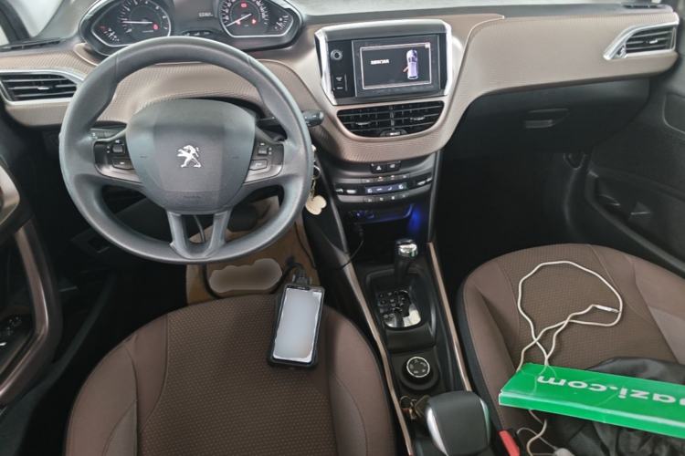 Used Peugeot 2008 2015 1.6THP Automatic Fashion Edition Center Console