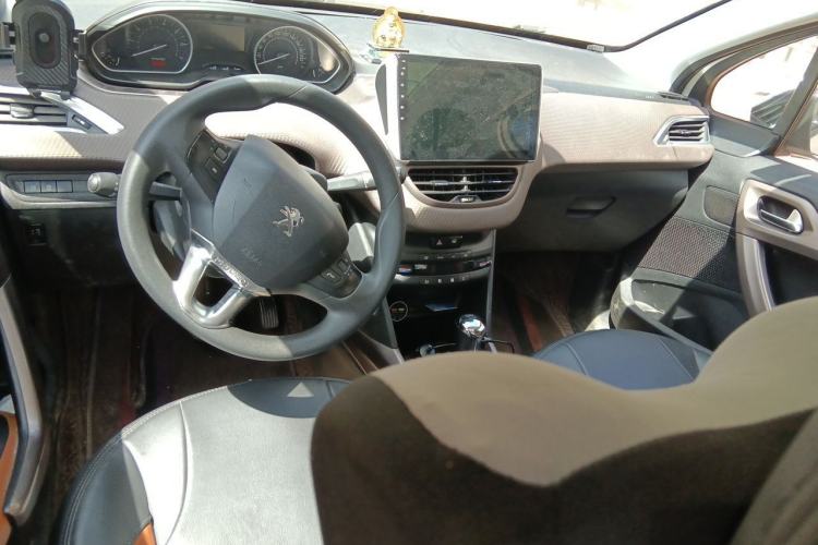 Used Peugeot 2008 2015 1.6THP Automatic Fashion Edition Center Console
