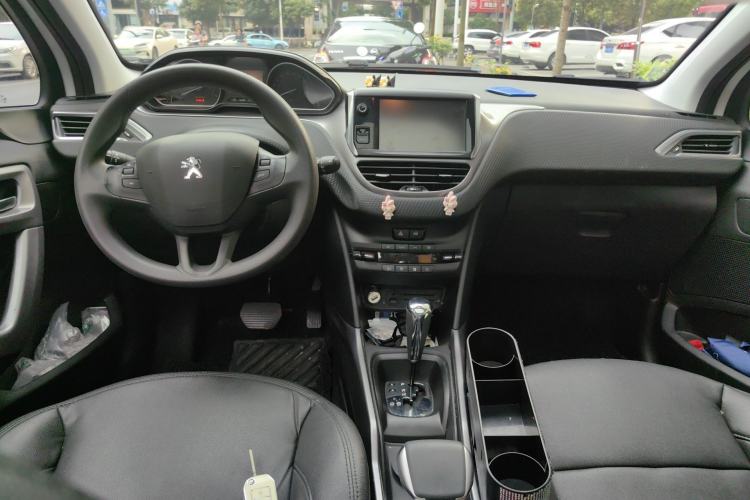 Used Peugeot 2008 2015 1.6THP Automatic Fashion Edition Center Console