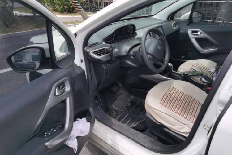 Used Peugeot 2008 2015 1.6THP Automatic Fashion Edition Driver Seat