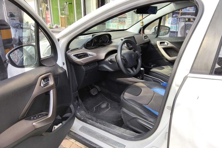 Used Peugeot 2008 2015 1.6THP Automatic Fashion Edition Driver Seat