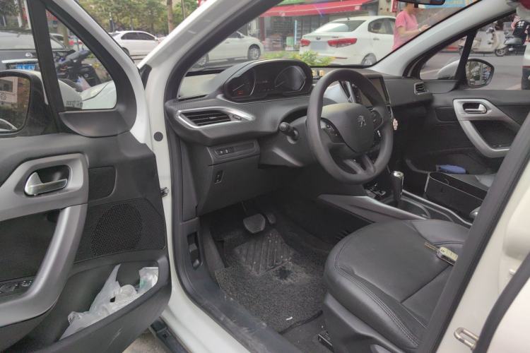 Used Peugeot 2008 2015 1.6THP Automatic Fashion Edition Driver Seat