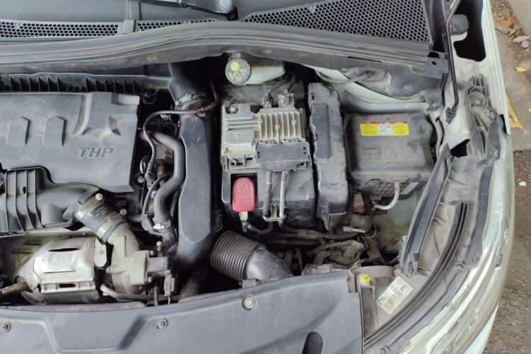 Used Peugeot 2008 2015 1.6THP Automatic Fashion Edition Engine Bay Left