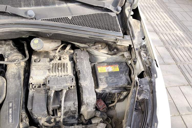 Used Peugeot 2008 2015 1.6THP Automatic Fashion Edition Engine Bay Left