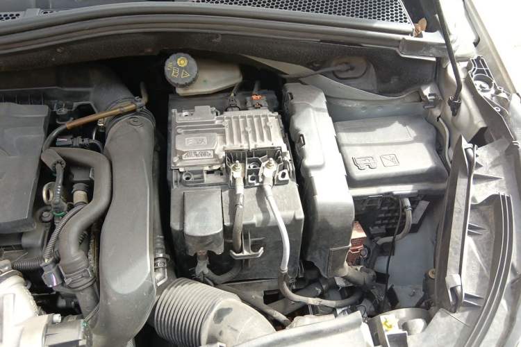 Used Peugeot 2008 2015 1.6THP Automatic Fashion Edition Engine Bay Left