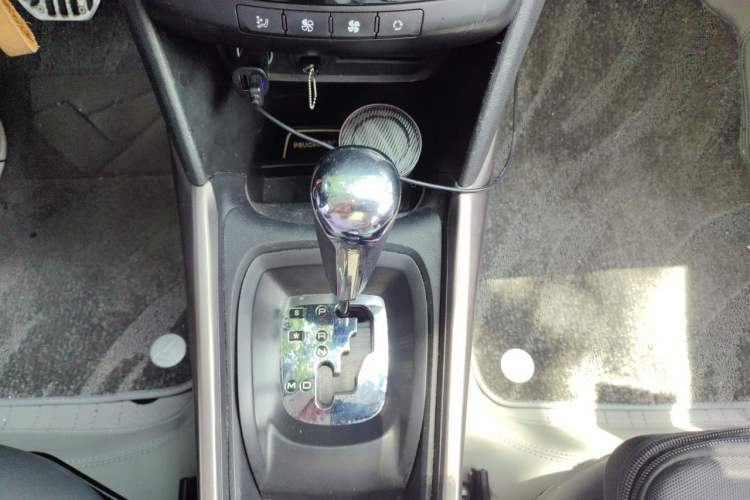 Used Peugeot 2008 2015 1.6THP Automatic Fashion Edition Gear Lever