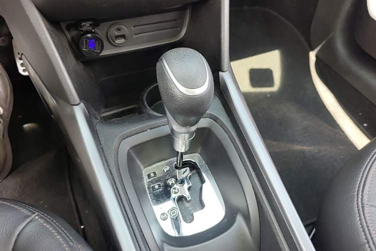 Used Peugeot 2008 2015 1.6THP Automatic Navigation Edition Gear Lever
