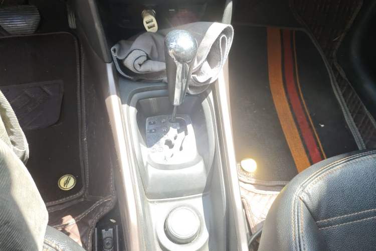 Used Peugeot 2008 2015 1.6THP Automatic Fashion Edition Gear Lever
