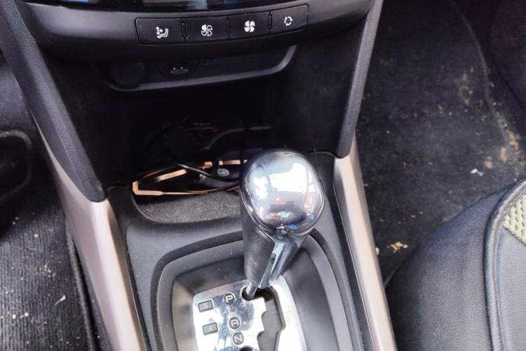Used Peugeot 2008 2015 1.6THP Automatic Fashion Edition Gear Lever