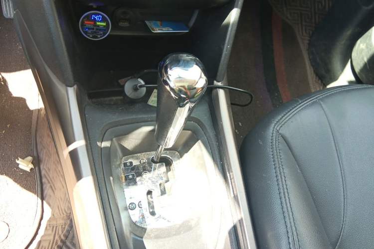 Used Peugeot 2008 2015 1.6THP Automatic Fashion Edition Gear Lever