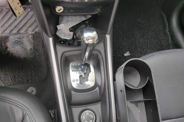 Used Peugeot 2008 2015 1.6THP Automatic Fashion Edition Gear Lever