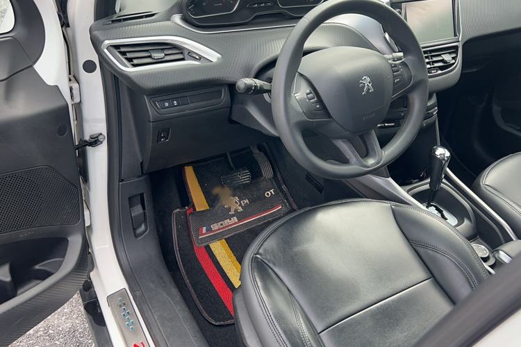 Used Peugeot 2008 2015 1.6THP Automatic Fashion Edition Interior 2