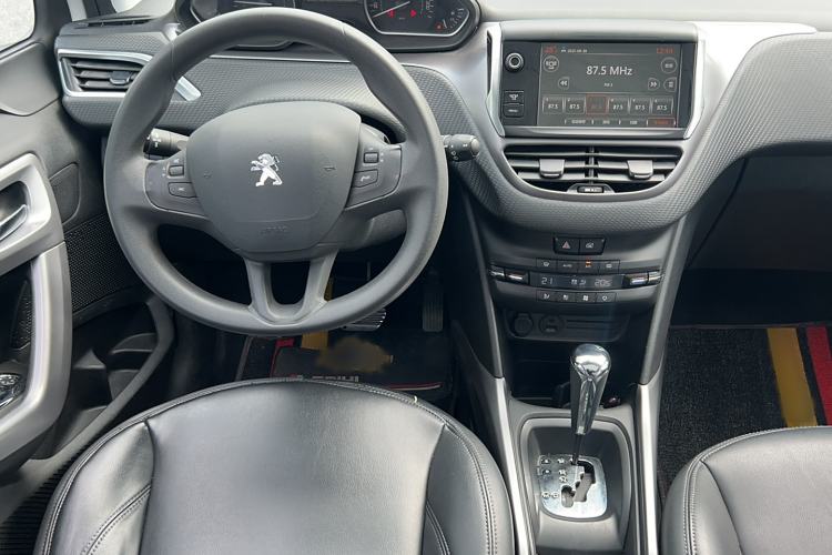 Used Peugeot 2008 2015 1.6THP Automatic Fashion Edition Interior 3