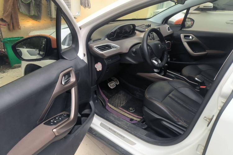 Used Peugeot 2008 2015 1.6THP Roland Garros Edition Interior 3