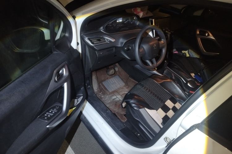Used Peugeot 2008 2015 1.6L Automatic Playcool Edition Interior 3