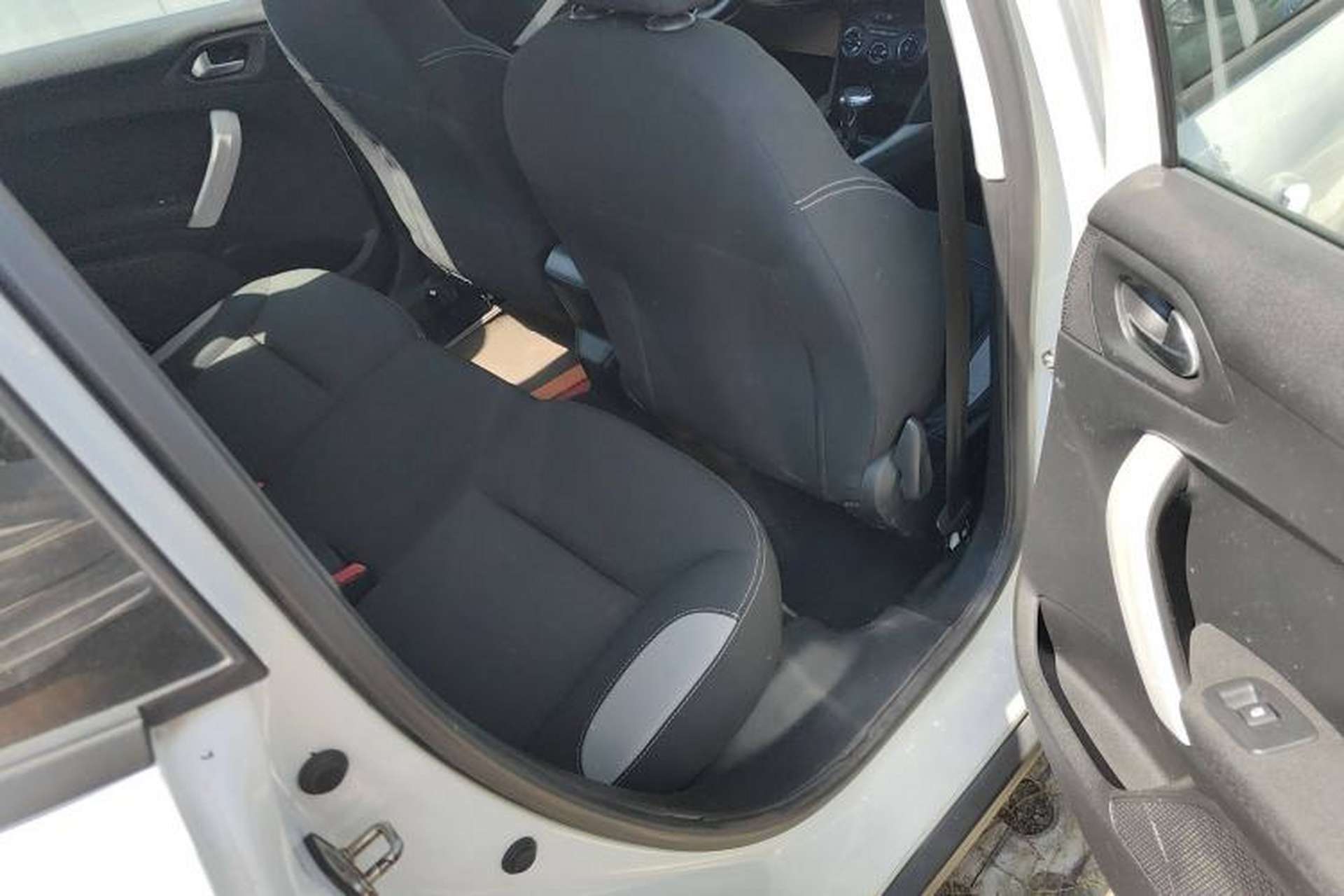Used Peugeot 2008 2015 1.6L Automatic Playcool Edition Interior 4