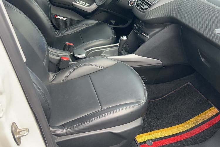 Used Peugeot 2008 2015 1.6THP Automatic Fashion Edition Interior 5
