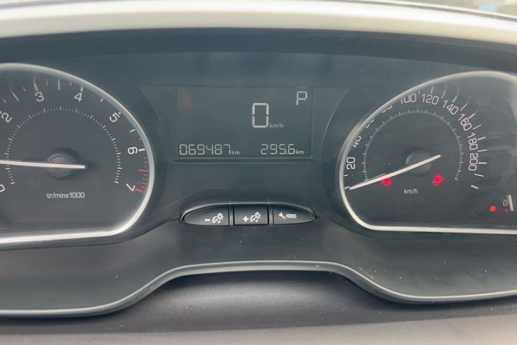 Used Peugeot 2008 2015 1.6THP Automatic Fashion Edition Odometer Close Up