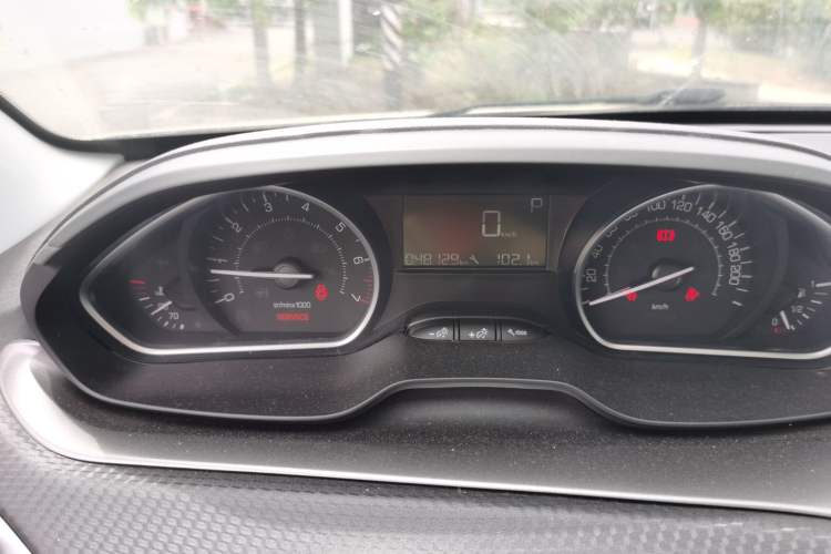 Used Peugeot 2008 2015 1.6THP Automatic Fashion Edition Odometer Close Up