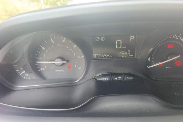Used Peugeot 2008 2015 1.6L Automatic Playcool Edition Odometer Close Up