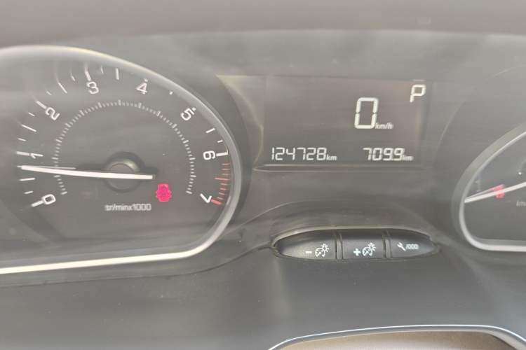 Used Peugeot 2008 2015 1.6THP Roland Garros Edition Odometer Close Up