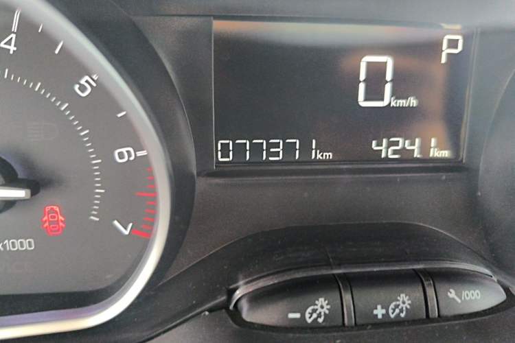 Used Peugeot 2008 2015 1.6THP Automatic Navigation Edition Odometer Close Up