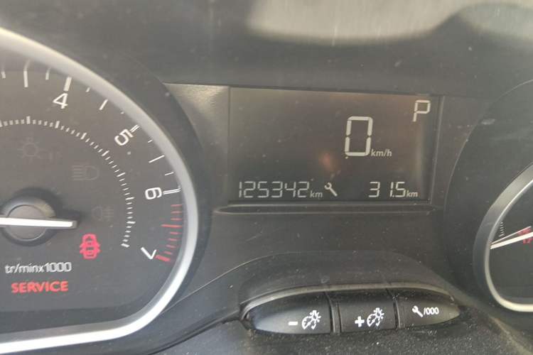 Used Peugeot 2008 2015 1.6THP Automatic Fashion Edition Odometer Close Up