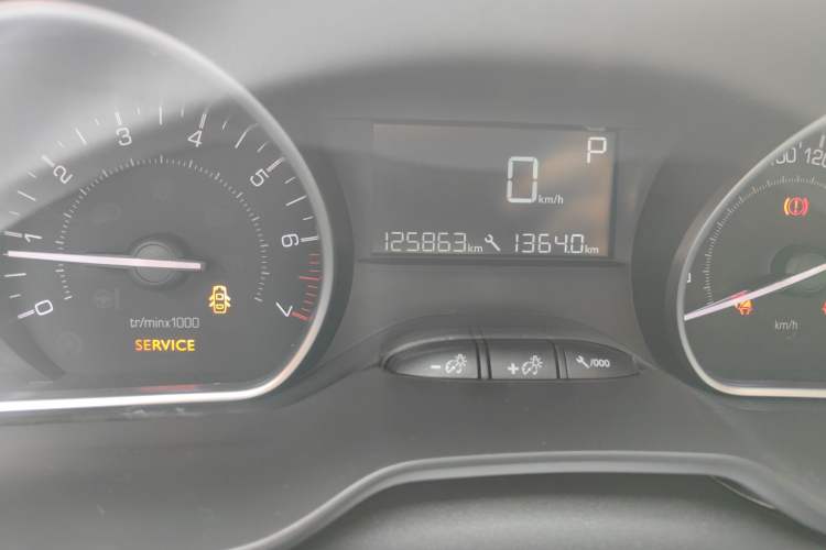 Used Peugeot 2008 2015 1.6THP Automatic Fashion Edition Odometer Close Up