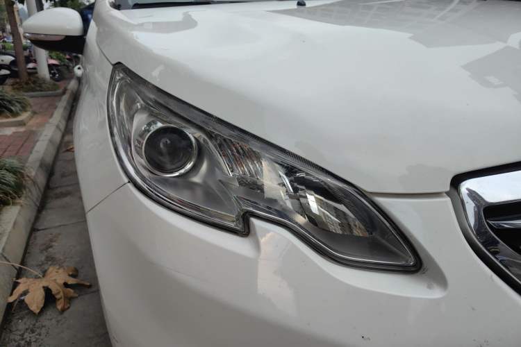 Used Peugeot 2008 2015 1.6THP Automatic Fashion Edition Right Front Headlight