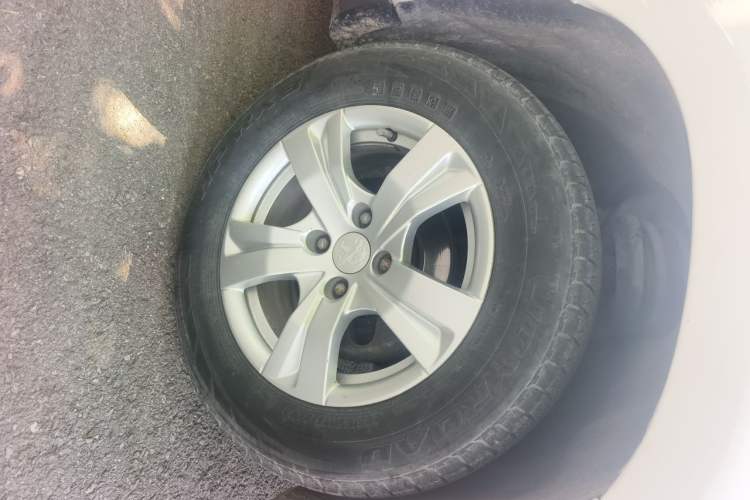 Used Peugeot 2008 2015 1.6L Automatic Playcool Edition Right Front Wheel Hub