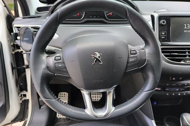 Used Peugeot 2008 2015 1.6THP Automatic Navigation Edition Steering Wheel