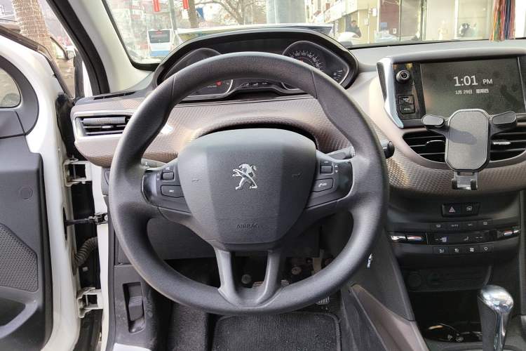 Used Peugeot 2008 2015 1.6THP Automatic Fashion Edition Steering Wheel